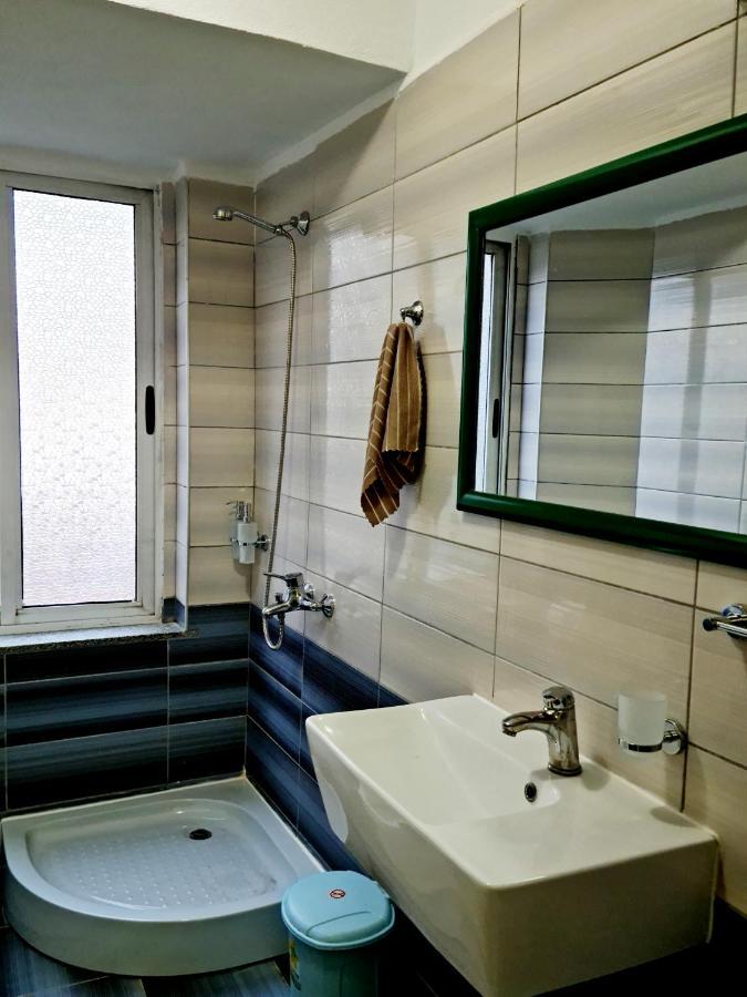 2V1 - 21 Dhjetori Am Apartment ติรานา ภายนอก รูปภาพ